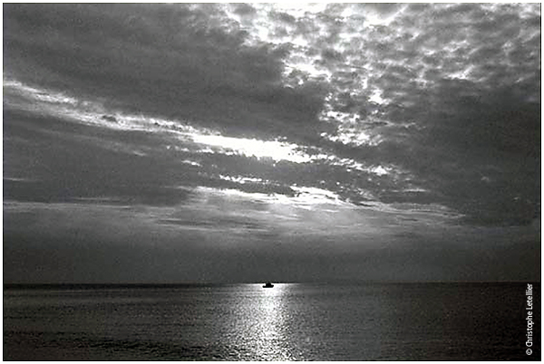 Petit Bateau dans la lumière entre Granville et Chausey. © 2002 Christophe Letellier tous droits réservés. Pour revenir à la galerie, cliquez sur la photo.